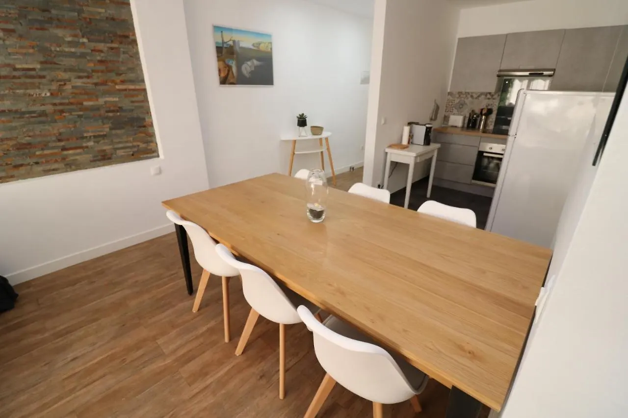 Frances Masia Roses Apartman